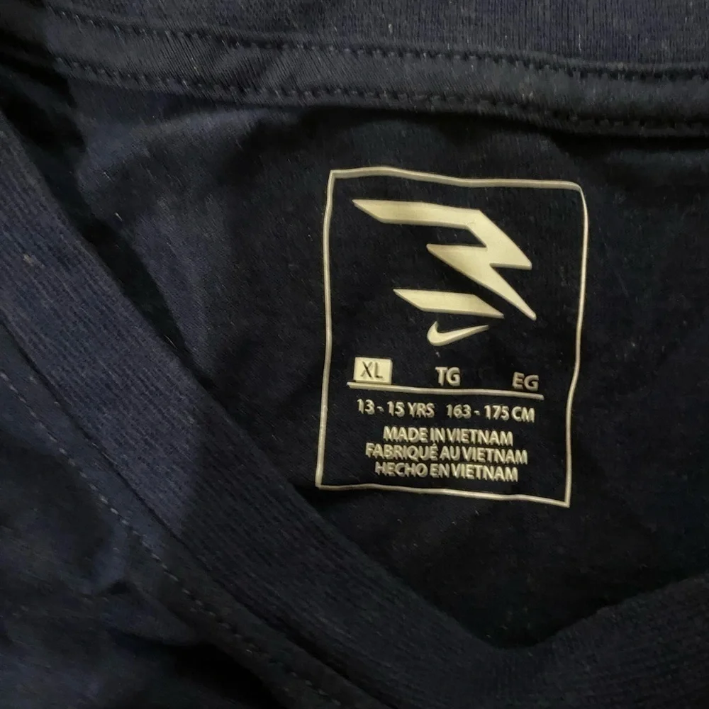 Nike Tee size XL (13-15 years) (GJ)